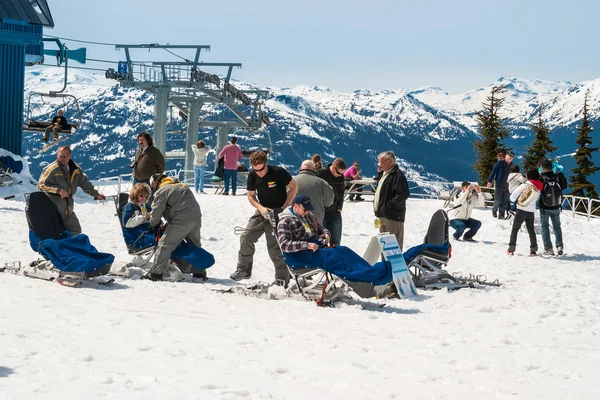 Esquiadores não identificados esquiam em Whistler . — Fotografia de Stock