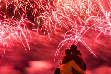 büyük havai fişek ile genç Romantik Çift içinde önünde, holdi seviyorum
