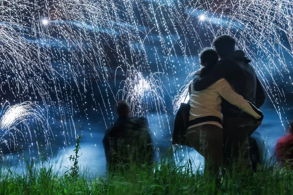 Grandi fuochi d'artificio con giovane coppia romantica innamorata di fronte, holdi — Foto Stock