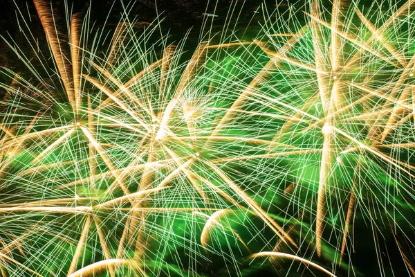 Grandes rayas de fuegos artificiales en el cielo nocturno — Foto de Stock