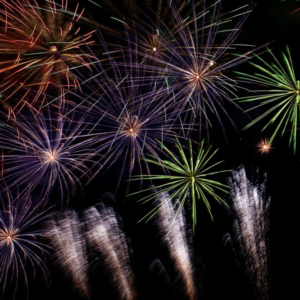 Enormes fogos de artifício coloridos contra o céu noturno — Fotografia de Stock