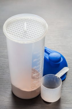 Çikolata peynir altı suyu protein shaker ve onun parçalarını önünde ayrı tut moduyla protein Kepçe