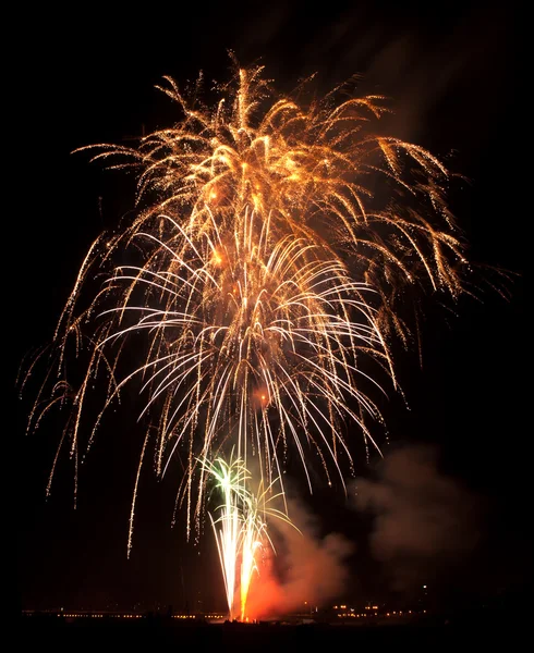 Enormi fuochi d'artificio nel cielo notturno — Foto Stock