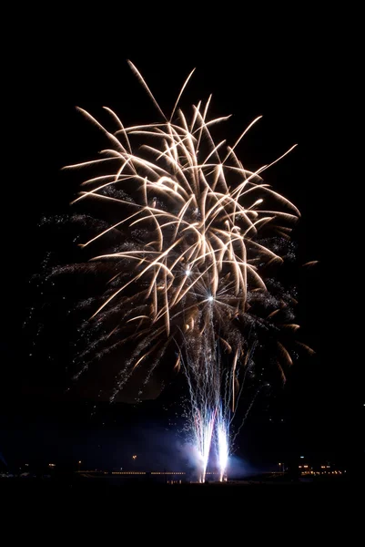 Riesenfeuerwerk am Nachthimmel — Stockfoto