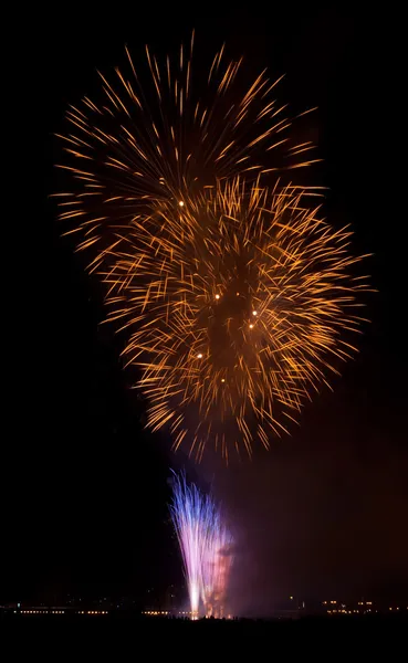 Az éjszakai égbolton a hatalmas tűzijáték — Stock Fotó