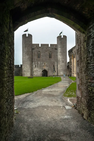 Caerphilly, Wielka Brytania - 10 września 2010: zewnętrzny oddanych caerphilly — Zdjęcie stockowe