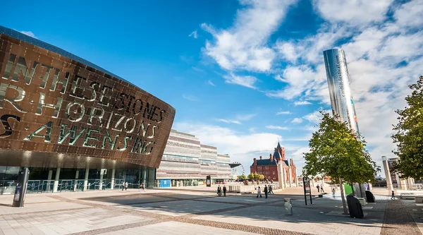 КАРДИФФ, Великобритания - 8 СЕНТЯБРЯ 2010 года: Cardiff Millennium Centre в Ка — стоковое фото