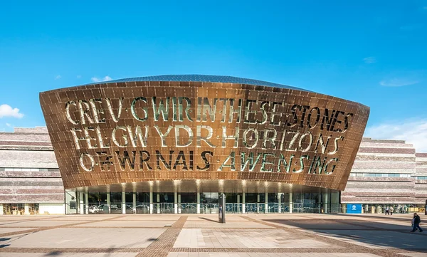 КАРДИФФ, Великобритания - 8 СЕНТЯБРЯ 2010 года: Cardiff Millennium Centre в Ка — стоковое фото