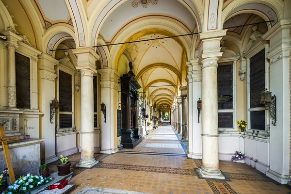 ZAGREB, CROATIA - JULY 25, 2007: Arcades at Mirogoj Cemetery, fi — Stock Photo, Image