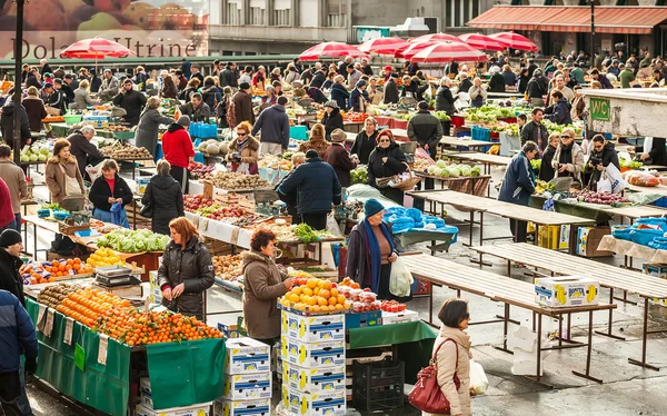 Zagreb, Kroatië - 7 januari 2011: klanten en verkopers op dolac — Stockfoto