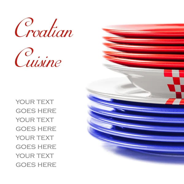 Pila di piatti in ceramica colorata nei colori croati — Foto Stock