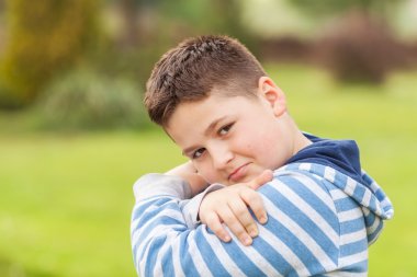 yedi yaşında beyaz bir erkek portresi