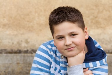 yedi yaşında beyaz bir erkek portresi