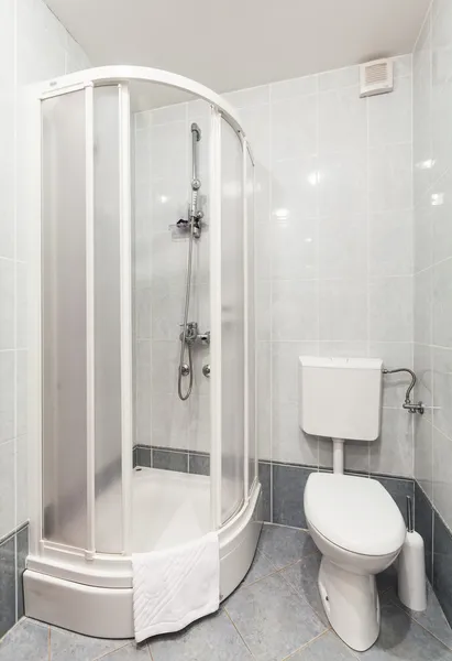 Moderne badkamer met douche en toilet seat — Stockfoto