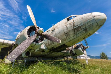 Dünya Savaşı'ndan itibaren terk edilmiş dakota dc3 uçak üzerinde kalır