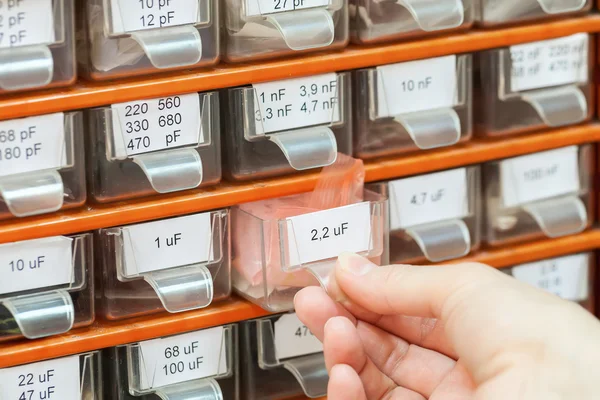 Caja de plástico de apertura de mano femenina con cajones pequeños utilizados para stor —  Fotos de Stock