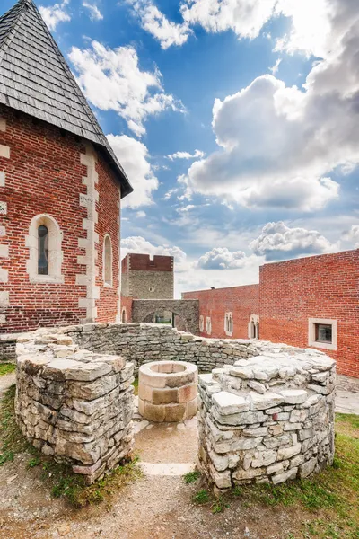 Tower and walls with arch on a restored and rebuilt Medvedgrad c — Stock Photo, Image
