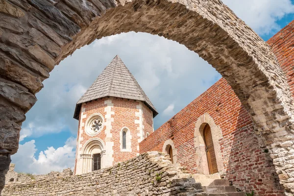 Tower and walls with arch on a restored and rebuilt Medvedgrad c — Stock Photo, Image