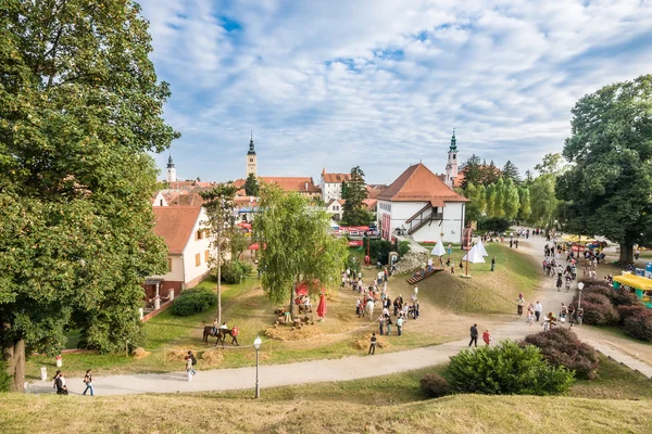 VARAZDIN, CROACIA - 30 de agosto de 2008: Zona de juegos frente a Vara — Foto de Stock