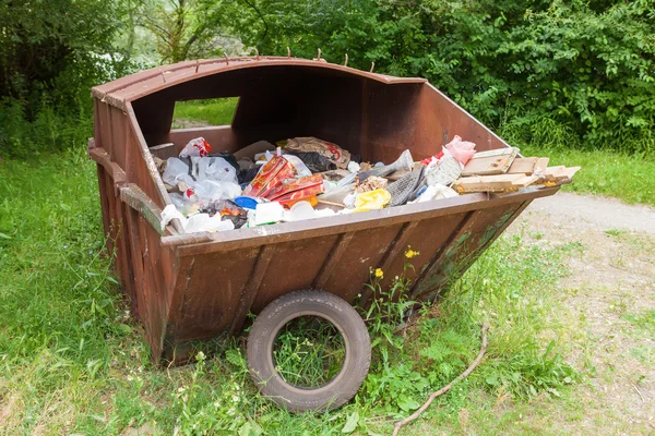 ZAGREB, CROATIA - JUNE 24, 2011: Metal rusty dumpster full of ga — Stock Photo, Image