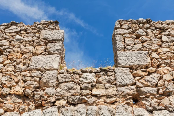 Opening in the ancient protective stone wall on the fortress, de — Stock Photo, Image