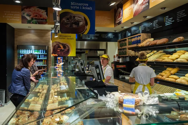 Zagreb, Kroatien - 2. Juni 2012: Unbekannte Mädchen bestellen Gebäck — Stockfoto