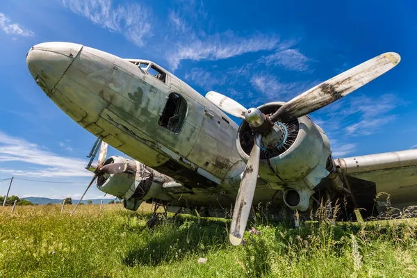 Remains of an abandoned Dakota DC3 aircraft from World War II on — Stock Photo, Image