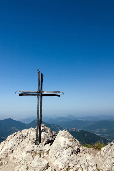 Μεταλλικό σταυρό στην κορυφή του ένα πετρώδες κορυφή μεγάλη rozsutec — Φωτογραφία Αρχείου