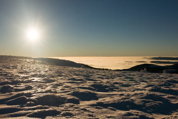 Vista de um pôr-do-sol em cume de montanha de inverno — Fotografia de Stock