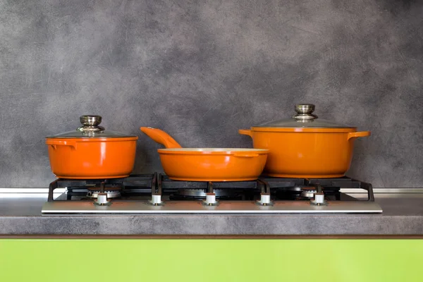 Ollas y sartén en la estufa - cocina moderna — Foto de Stock