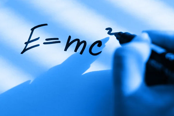 Mão escreve a equação da teoria da relatividade — Fotografia de Stock