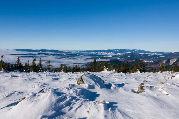 Vista de nuvens baixas no cume da montanha de inverno — Fotografia de Stock