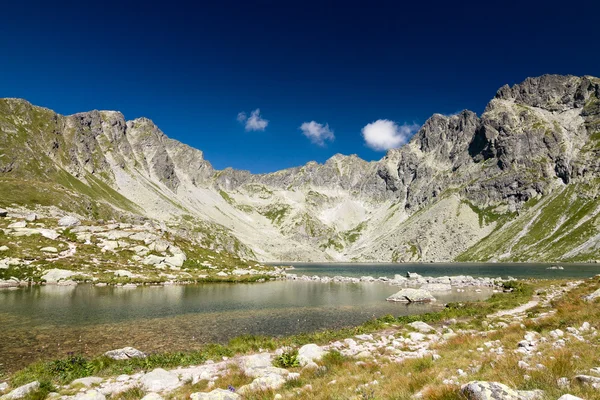 Lago de montaña - Alto Tatras, Eslovaquia, Europa — Foto de Stock