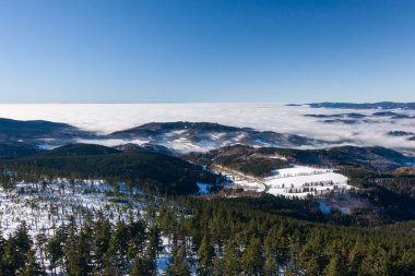 alçak bulutlar görünümünü kış dağ sırtı üzerinde