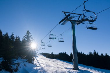 Ski lift ve kış güneşli gün