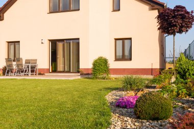 aile evi bir çim ve Bahçe bahar