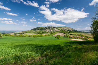 Bahar kırsal mavi gökyüzü ve bulutlar - e hills, czec ile