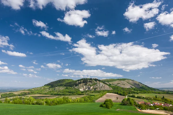 푸른 하늘과 구름-palava 언덕, czec와 봄 시골 — 스톡 사진