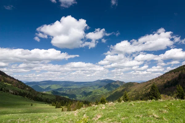 Amazing spring mountain landscape with blue sky and clouds — Stock Photo, Image