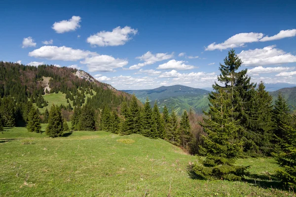 Increíble paisaje de montaña de primavera con cielo azul y nubes —  Fotos de Stock