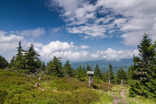 Increíble paisaje de montaña de verano con cielo azul y nubes —  Fotos de Stock