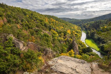 Kayalık nehir vadisinde Jihlava adı verilen ve sonbaharın başında bulutlu gökyüzü altında çevreleyen ormanlar - Çek Cumhuriyeti, Avrupa