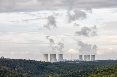 Orman ve nükleer enerji santrali - Dukovany köyü yakınlarında, Çek Cumhuriyeti, Avrupa