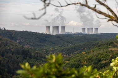 Orman ve nükleer enerji santrali - Dukovany köyü yakınlarında, Çek Cumhuriyeti, Avrupa