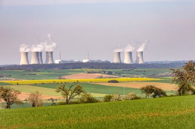 Ufukta nükleer enerji santrali var. Kırsal ilkbahar manzarası - Çek Cumhuriyeti, Avrupa.