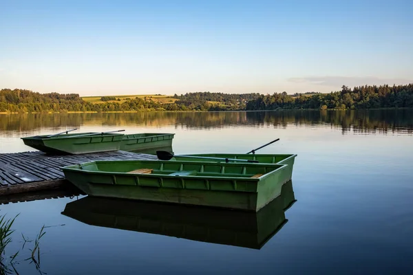 Barcos Superficie Tranquila Del Estanque Hermosa Luz Noche República Checa —  Fotos de Stock