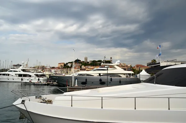 bulutlu gökyüzü fotoğraf ve deniz yatlar