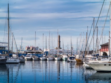 яхти пришвартовані в пристані для яхт у lanterna