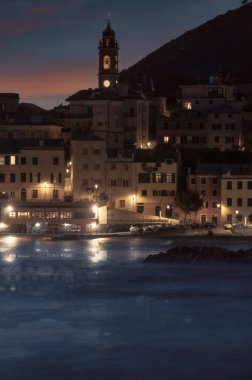 Bogliasco gece Liguria 'da denize yansıdı.