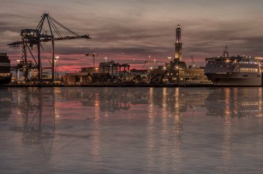 Port Cenova, gece